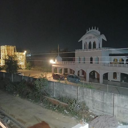 Hotel Jaipur In, Jatipura Parikrama Marg Near Mukharvind Temple Govardhan Bagian luar foto