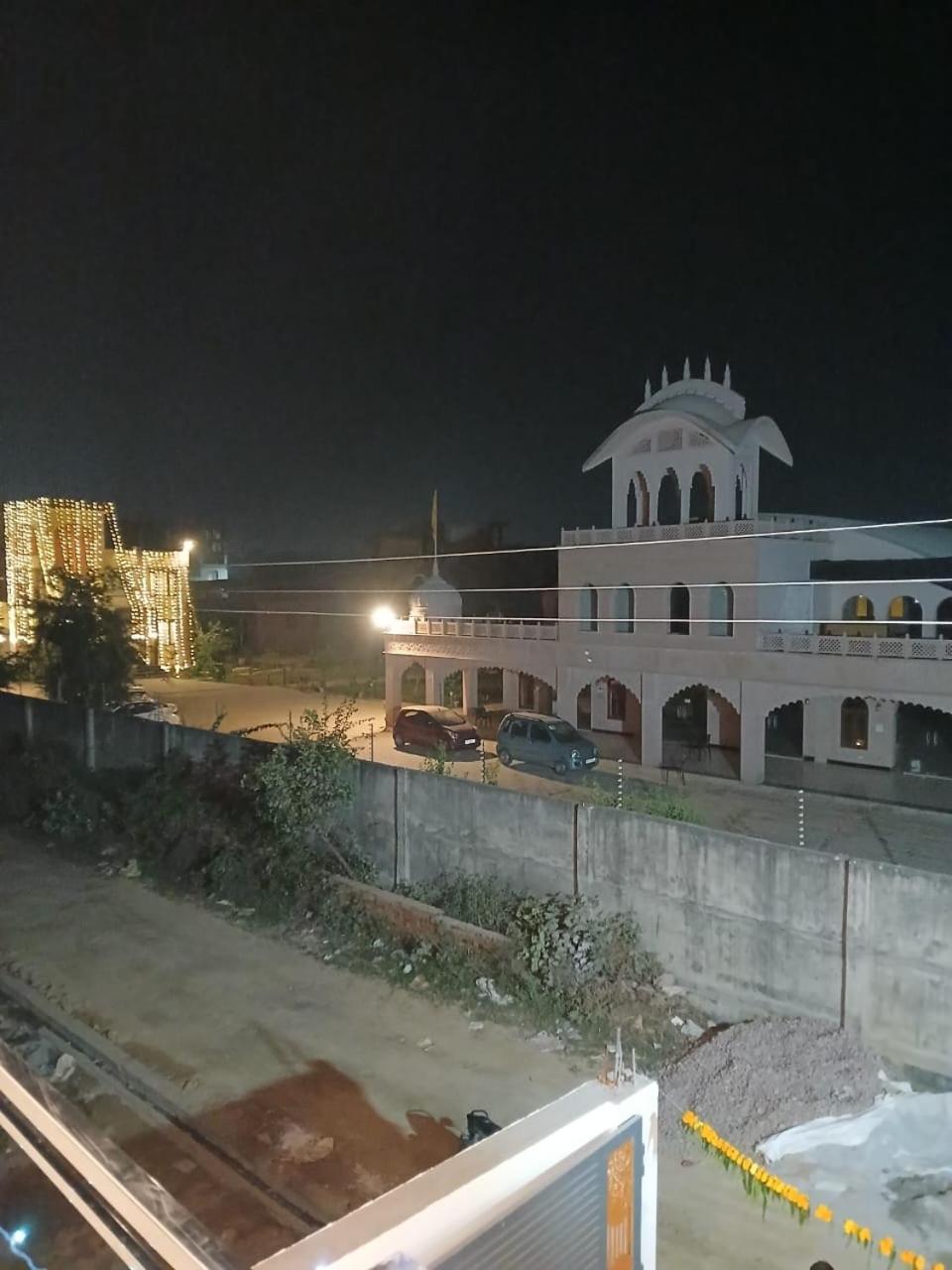 Hotel Jaipur In, Jatipura Parikrama Marg Near Mukharvind Temple Govardhan Bagian luar foto