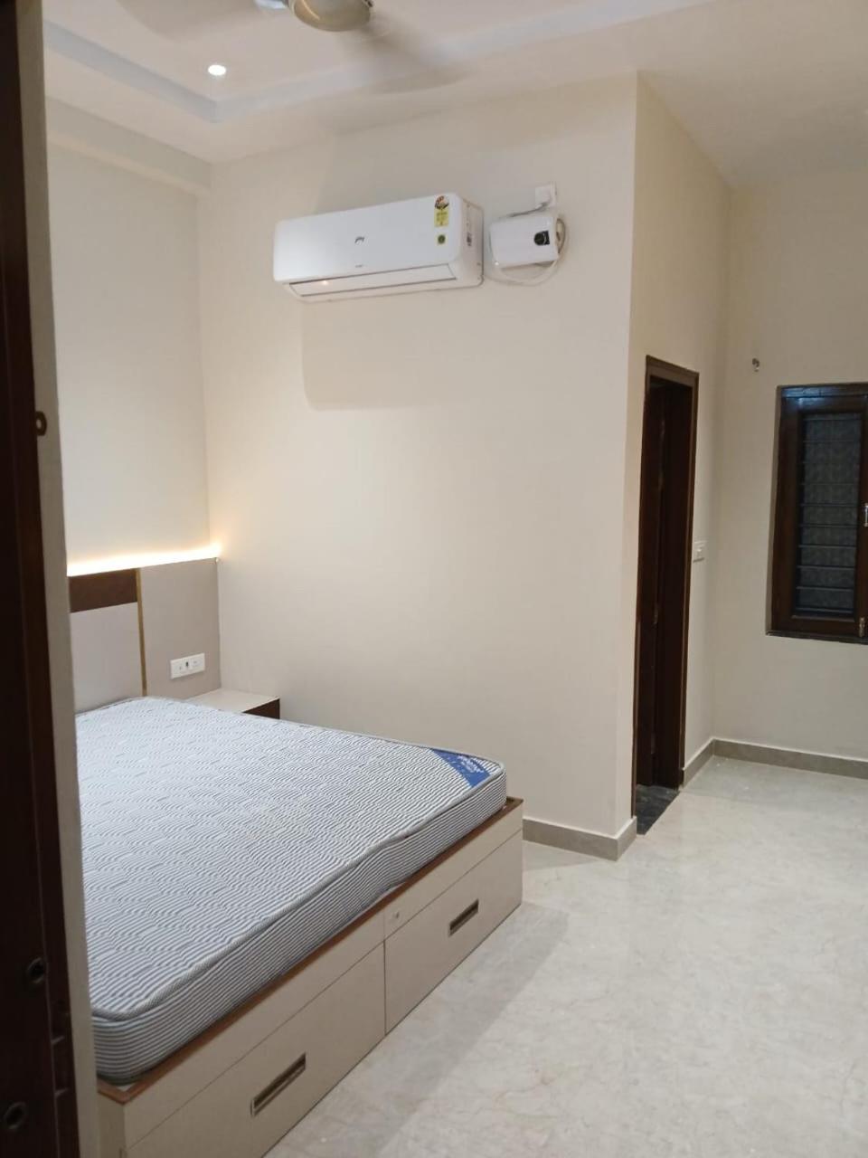 Hotel Jaipur In, Jatipura Parikrama Marg Near Mukharvind Temple Govardhan Bagian luar foto