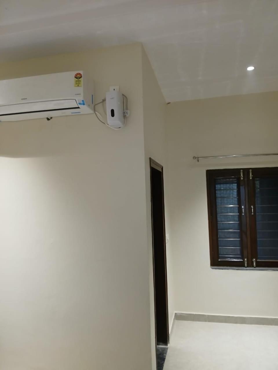 Hotel Jaipur In, Jatipura Parikrama Marg Near Mukharvind Temple Govardhan Bagian luar foto